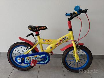 BICICLETTA GIALLA CON PEDALI