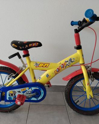 BICICLETTA GIALLA CON PEDALI