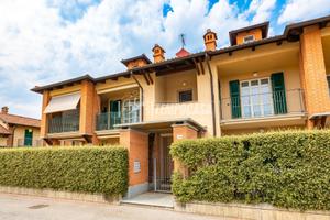 CINQUE LOCALI CON DOPPI SERVIZI E GIARDINO PRIVATO