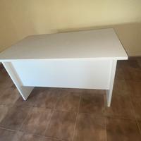 Scrivania bianca per ufficio