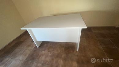 Scrivania bianca per ufficio