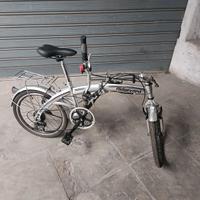 Bicicletta con manubrio pieghevole