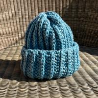 Cappello in lana lavorato a uncinetto