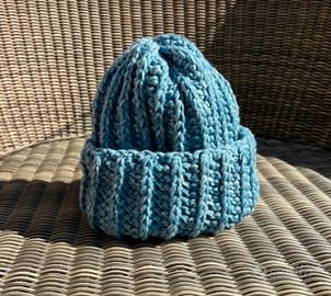 Cappello in lana lavorato a uncinetto