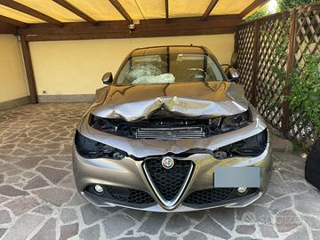 Giulia 2.2 diesel 150cv incidentata 81000km circa