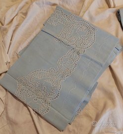 Lenzuolo sopra e federe (applicazione a rintaglio)
