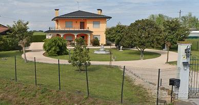 Casa singola con 2 abitazioni e grande giardino