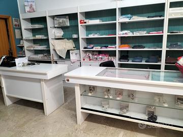 Scaffali e Banconi legno negozio