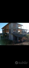 Villa su tre superfici con terreno 9000 mq