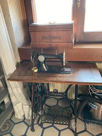 Macchina da cucire a pedale antica Frister & Rossm