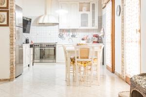 Trivano semindipendente a Pirri cantina e garage