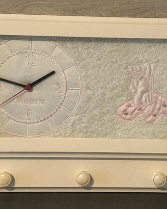 Appendiabiti decorativo con orologio