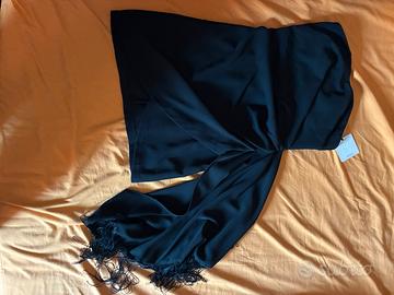 Vestito nero elegante con frange