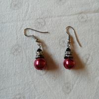 Eleganti Orecchini con Perle Rosa e Dettagli in Ar