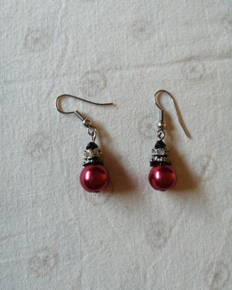Eleganti Orecchini con Perle Rosa e Dettagli in Ar