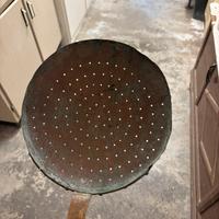 Antico scolapasta in rame con manico decorato