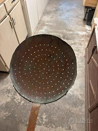 Antico scolapasta in rame con manico decorato