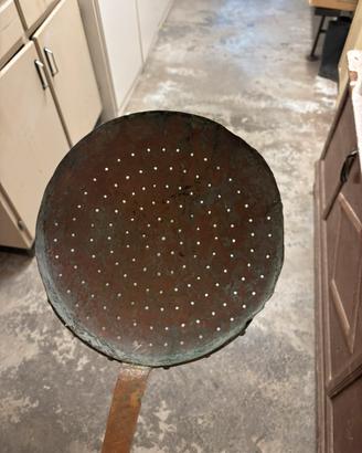 Antico scolapasta in rame con manico decorato