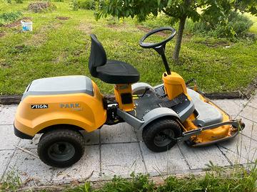 Trattorino rasaerba Stiga Park Compact con piatto