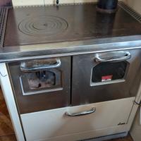 stufa a legna con cucina