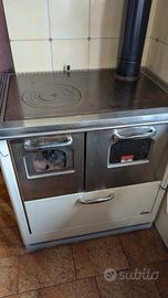 stufa a legna con cucina