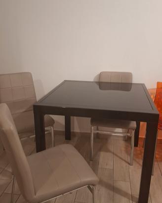 tavolo nero allungabile  e 4 sedie tortora