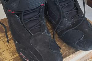 stivaletti e pantaloni moto