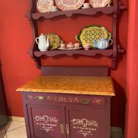 Credenza con piattaia