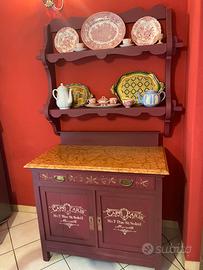 Credenza con piattaia
