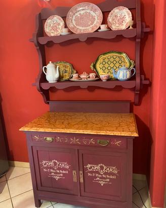 Credenza con piattaia