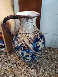 anfora con motivi floreali