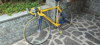 Bicicletta da corsa in alluminio.
