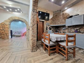 Indipendente bilivelli con terrazza e garage