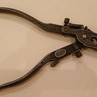 Pinza antica per impostare denti seghetto