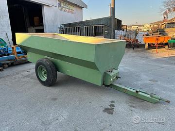 Rimorchietto da uva con coclea sottostante