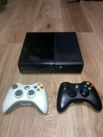 XBOX 360E - 50 giochi e skylanders