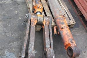 PISTONI IDRAULICI ESCAVATORE FIAT HITACHI FH200.W3