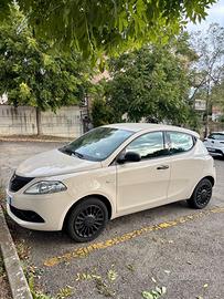 Lancia Ypsilon elefantino blu