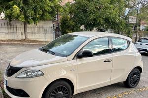 Lancia Ypsilon elefantino blu