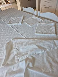 tovaglia bianca con 6 tovagioli