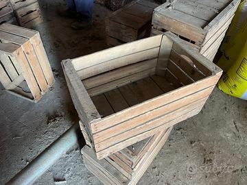 Vecchie cassette in legno delle mele