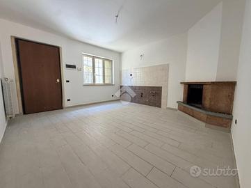 CASA SEMINDIPENDENTE A FROSINONE