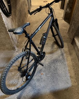 Mountain Bike Rockrider ST100 con Extra