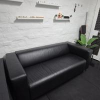 Divano Ikea nero in pelle Klippan