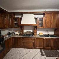 Arredamento: 1 cucina, 1 bagno, 1 salotto, 2 mobil