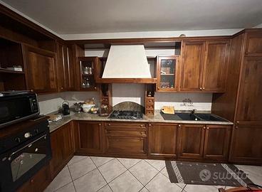 Arredamento: 1 cucina, 1 bagno, 1 salotto, 2 mobil