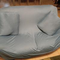 Divano 2 posti con copridivano e cuscini
