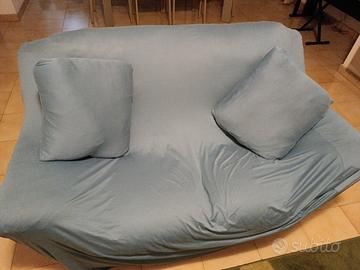 Divano 2 posti con copridivano e cuscini