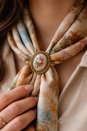 Antico gioiello foulard miniatura dipinta vetro