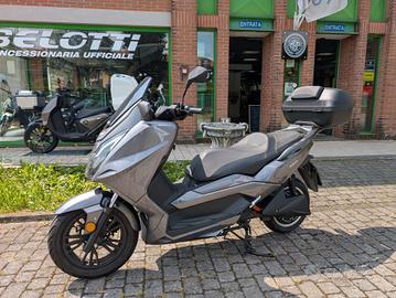 Maxi scooter elettrico guidabile in autostrada pat